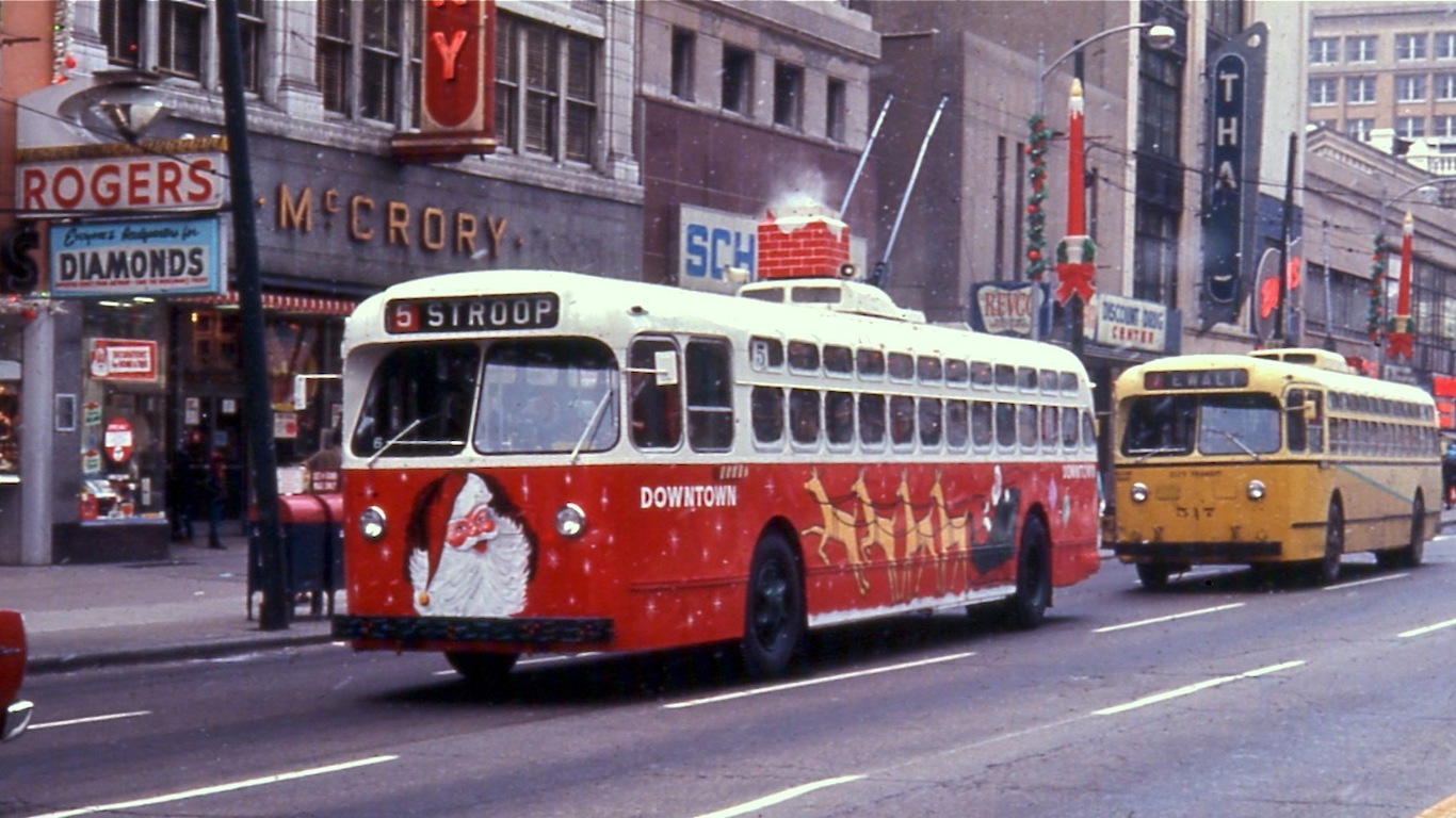 dayton_christmas_trolley_bus_in_1968