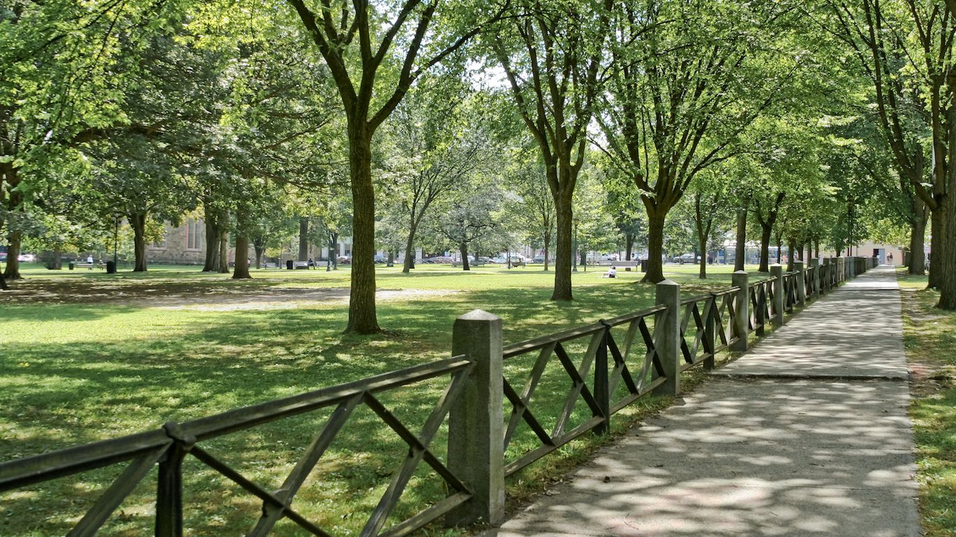 A 16 acre park in New Haven, Connecticut used for many public events and bordered by Yale University.