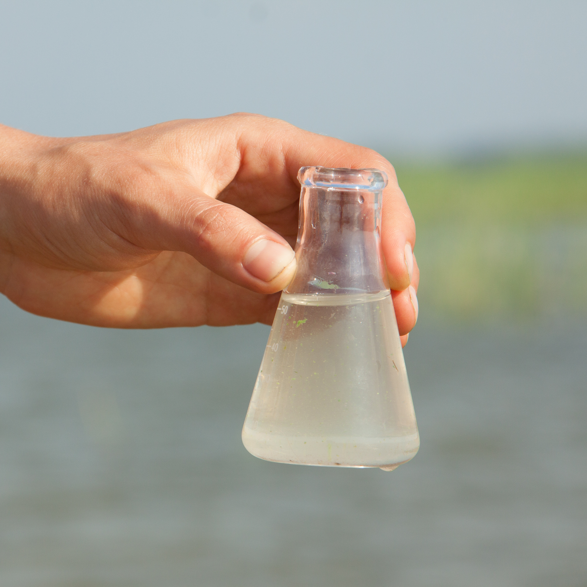 Отбор проб воды. Грязная вода в бутылке. Непрозрачная вода. Мутность воды.