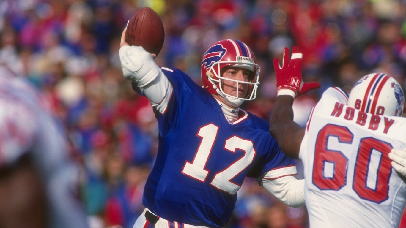 1 Nov 1992:  Quarterback Jim Kelly of the Buffalo Bills passes the ball during a game against the New England Patriots at Rich Stadium in Orchard Park, New York.  The Bills won the game, 16-7. Mandatory Credit: Rick Stewart  /Allsport