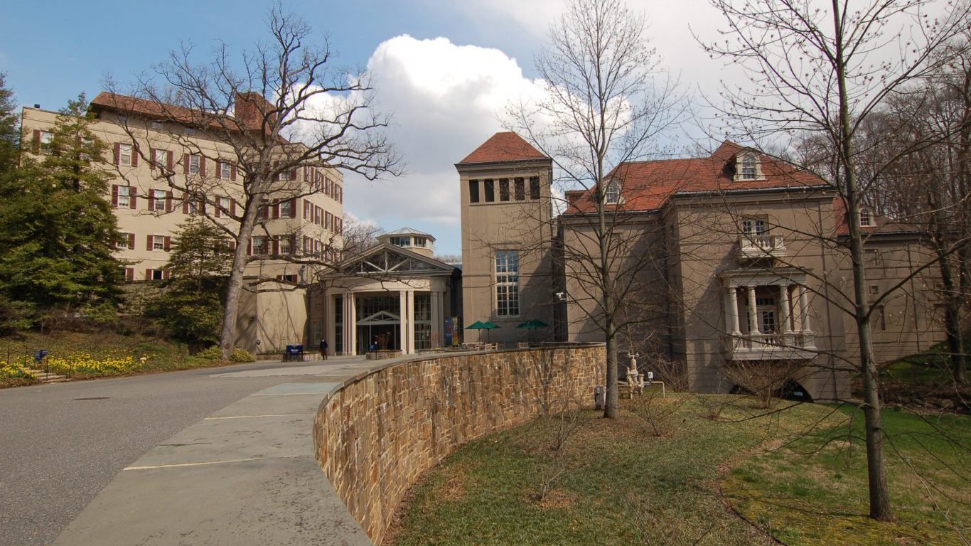 Winterthur Museum Building Wide Angle 2969px by Ram-Man