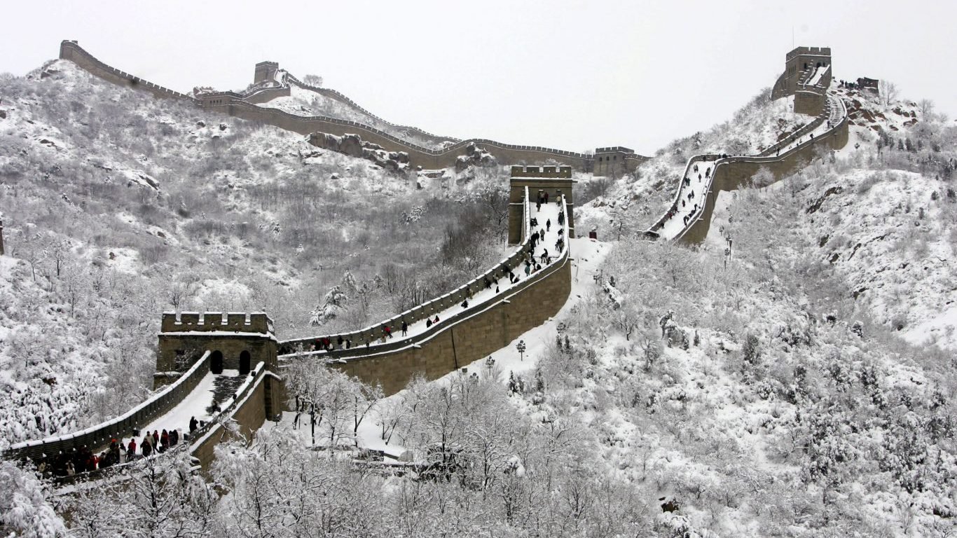 Великая китайская стена защищала местных жителей от. Великая китайская стена цинхай. Великая китайская стена разрушение. Часть китайской стены обрушилась. Китайская стена обвалилась.