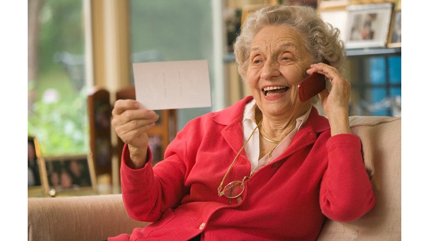 Звонок маме на работу. Бабуля с телефоном. Тарифы МТС для пенсионеров. Телефон для пожилых людей. Пожилая женщина.