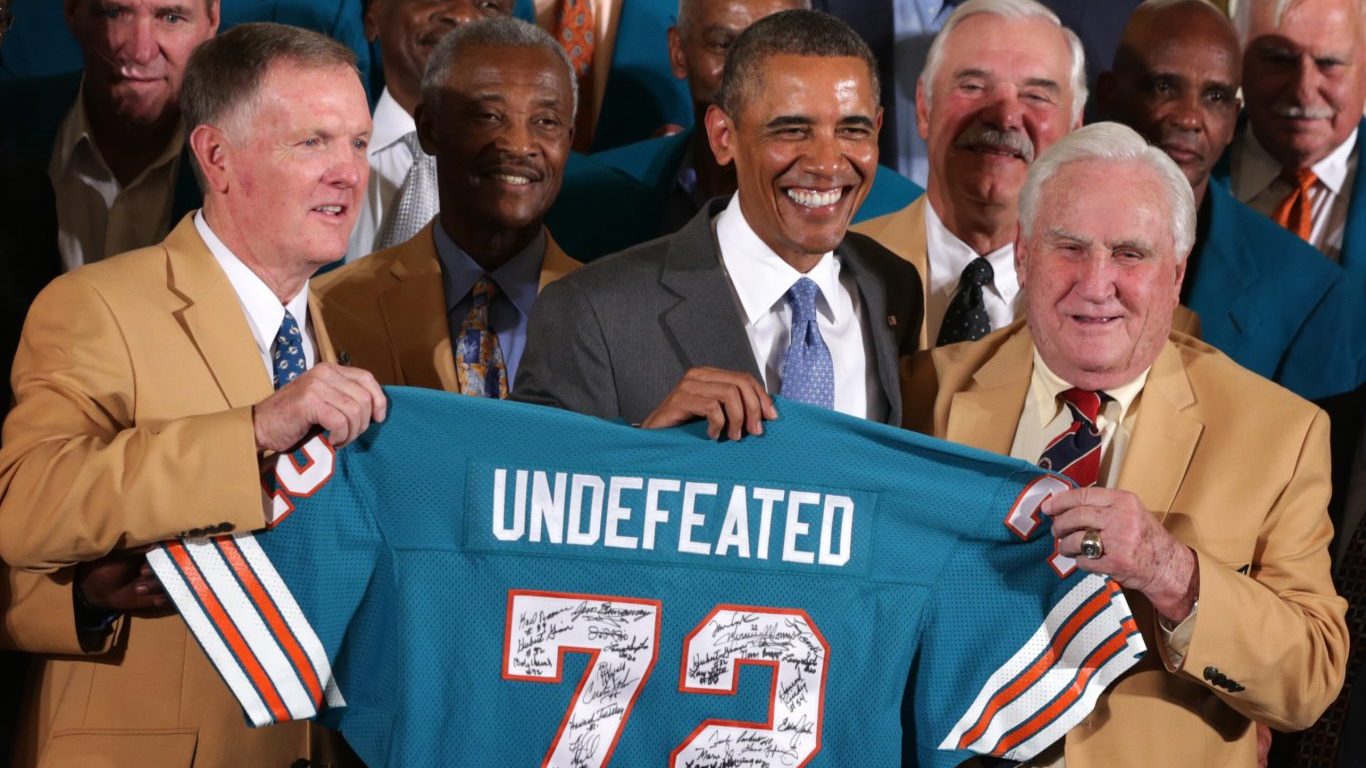 WASHINGTON, DC - AUGUST 20: First row, U.S. President Barack Obama poses for photos with members of the 1972 Miami Dolphins including head coach Don Shula (R), quarterback Bob Griese (L), and running back Larry Csonka (4th L) during an East Room event August 20, 2013 at the White House in Washington, DC. President Obama hosted the undefeated 1972 Super Bowl champion who didn't get the chance to be honored at the White House back then. (Photo by Alex Wong/Getty Images)