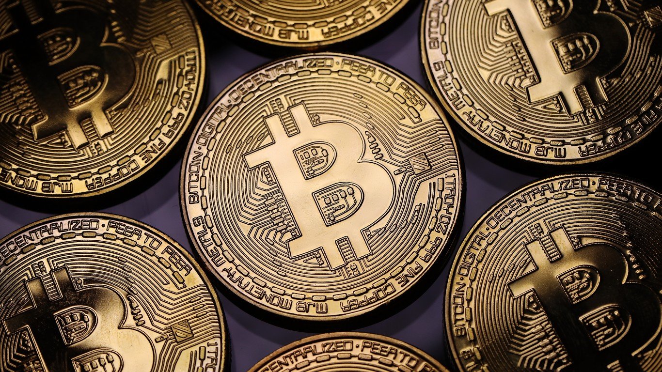 Bitcoin Breaks $21,000 as US Dollar Dips 0.7%