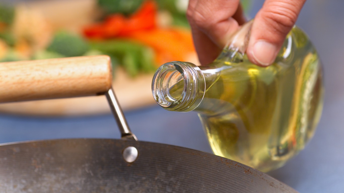 В кипящую воду можно налить растительное масло. Растительное масло на сковороде. Масло для готовки. Растительное масло для готовки. Оливковое масло на сковороде.