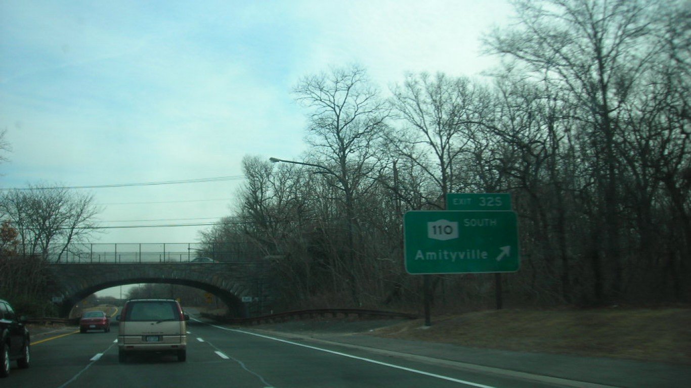 Southern State Parkway - New York by Doug Kerr