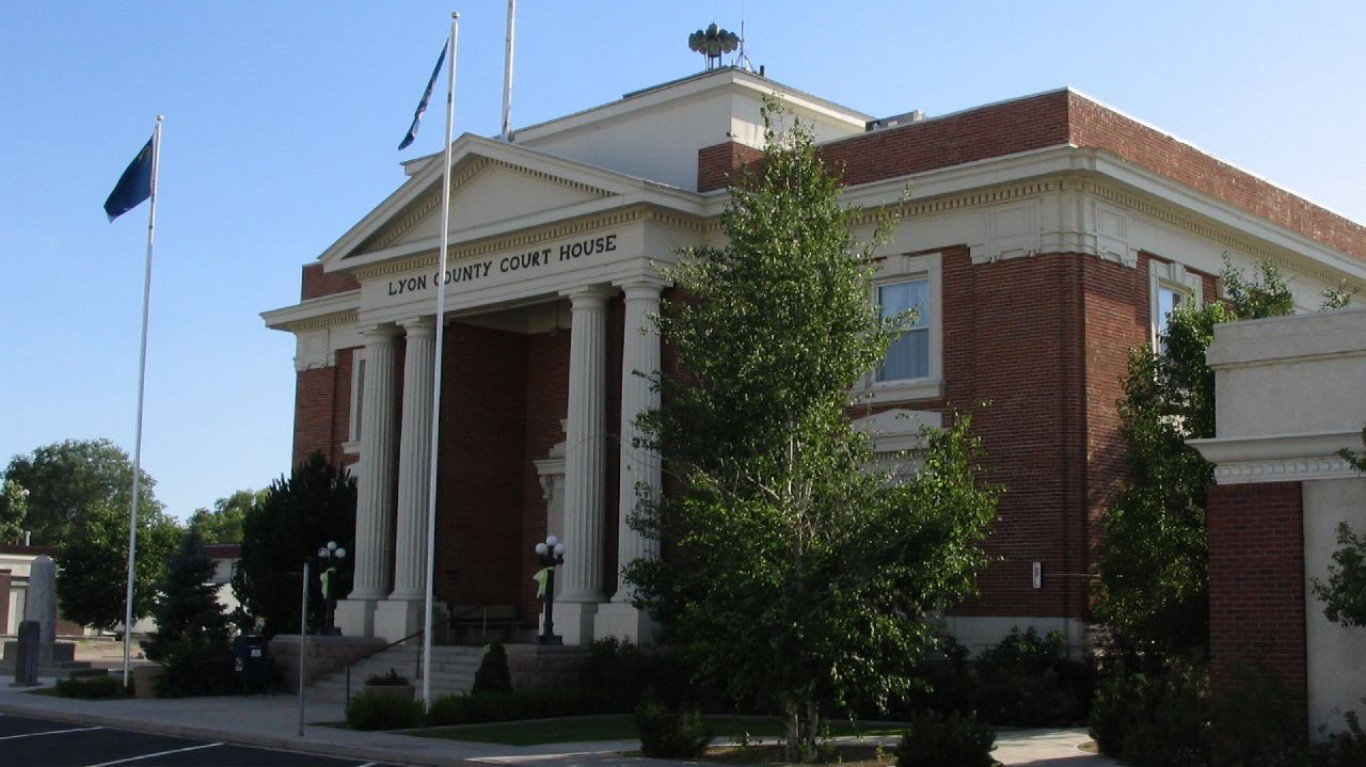 Lyon County Courthouse, Yering... by Ken Lund