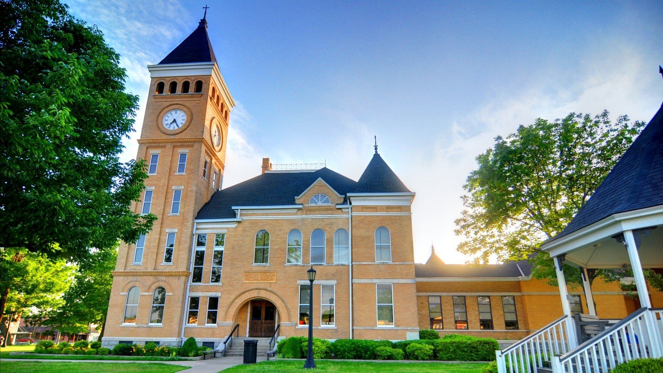Saline County Courthouse by Mike Norton