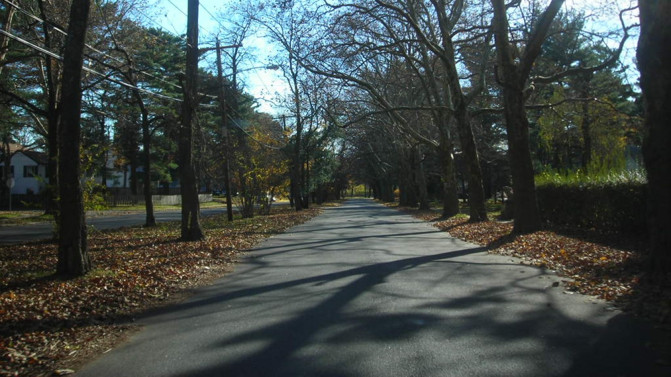 Brentwood Parkway - Brentwood,... by Doug Kerr