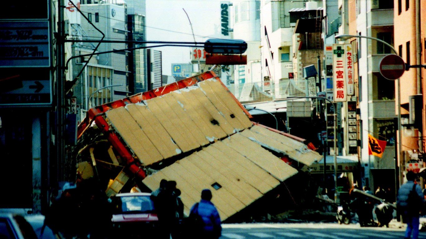 Сильнейшие землетрясения в америке. Землетрясение в Японии 1995. Землетрясение в Кобе 1995. Великое землетрясение Хансин 1995. Самое мощное землетрясение в мире.
