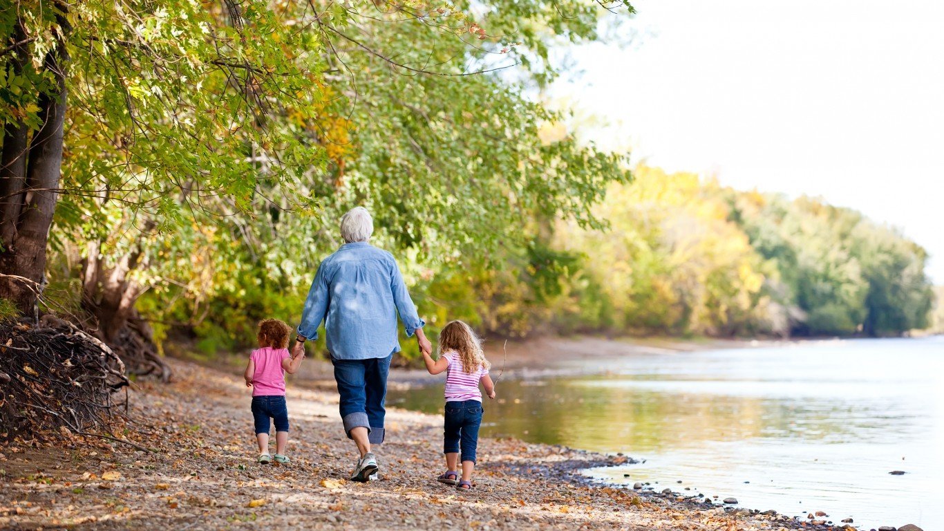 Озеро пожилых людей. Семья у реки. Пожилые на озере. Walk by the River. Family Walking in Park Water.