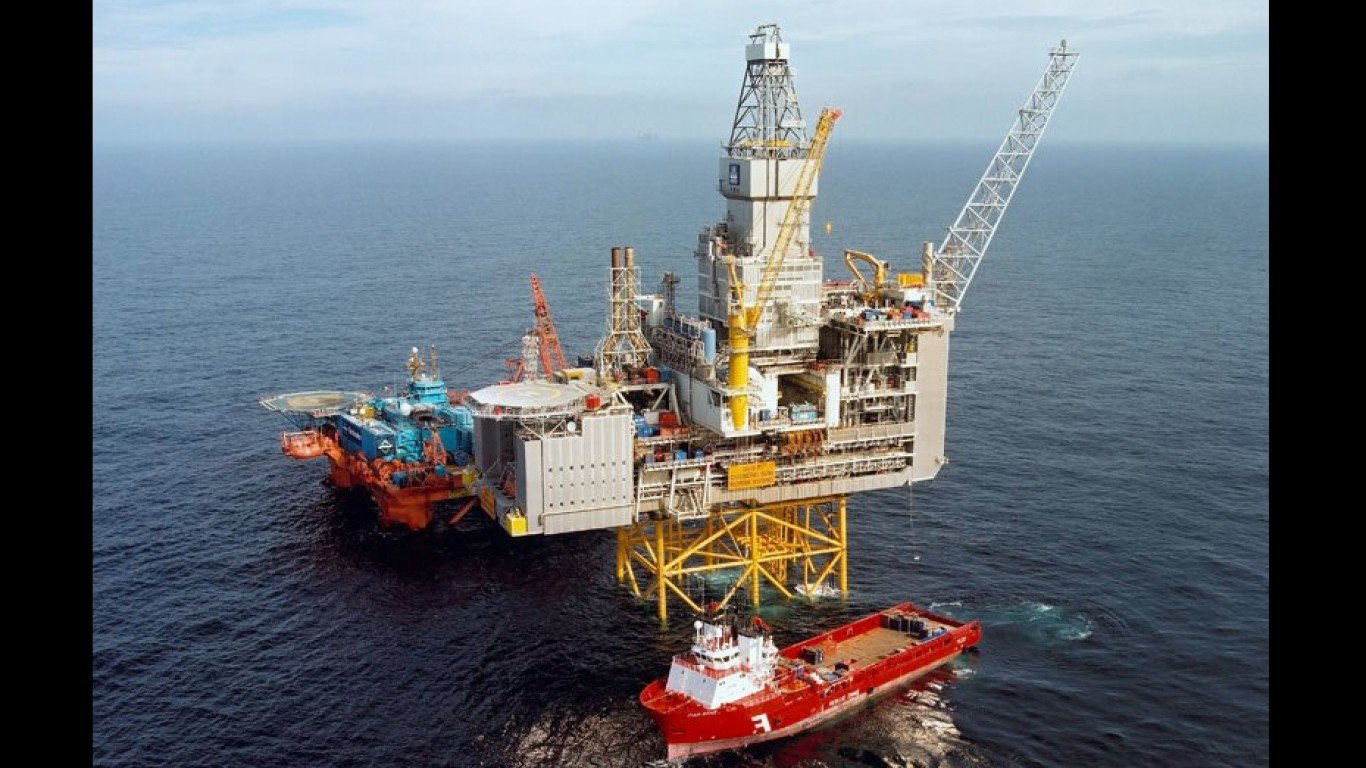Dunbar oil/gas Wellhead Platfo... by Iain Cameron