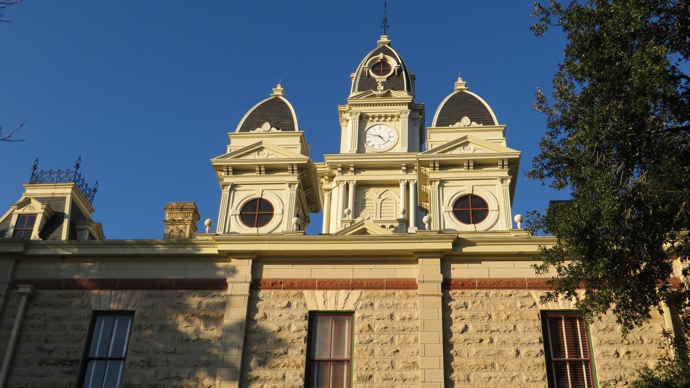 Goliad County Courthouse, Goli... by Ken Lund