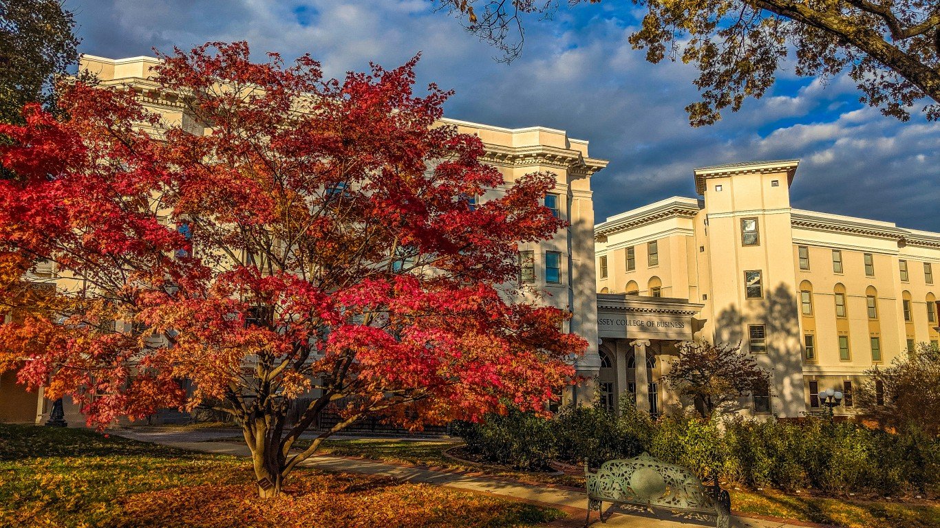 Fall colors on campus by deldevries
