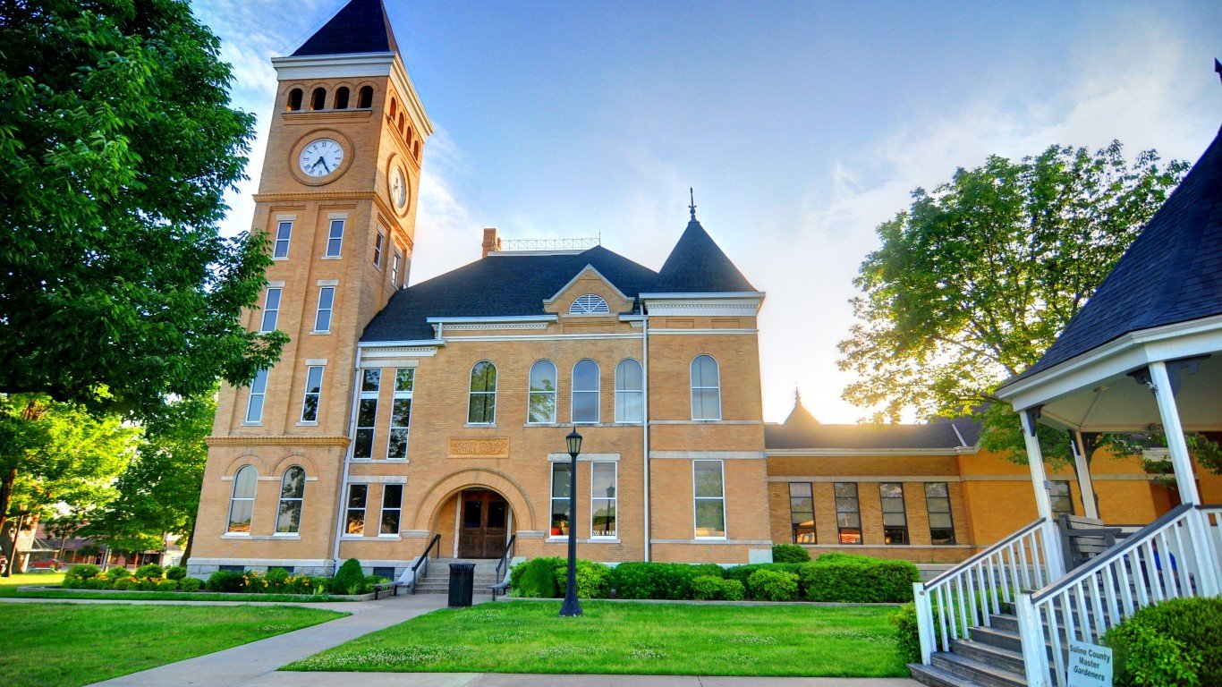 Saline County Courthouse by Mike Norton