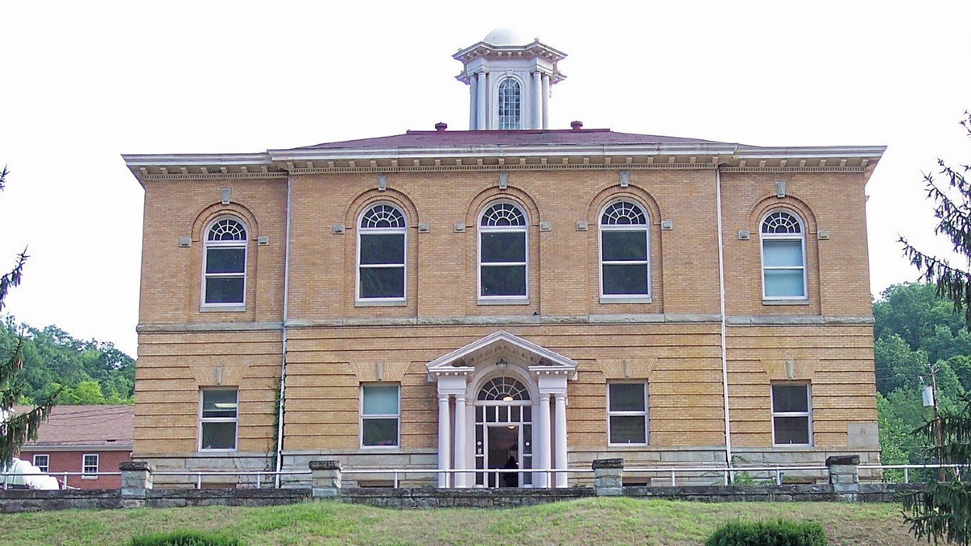 Clay County Courthouse West Virginia by Tim Kiser (w:User:Malepheasant)