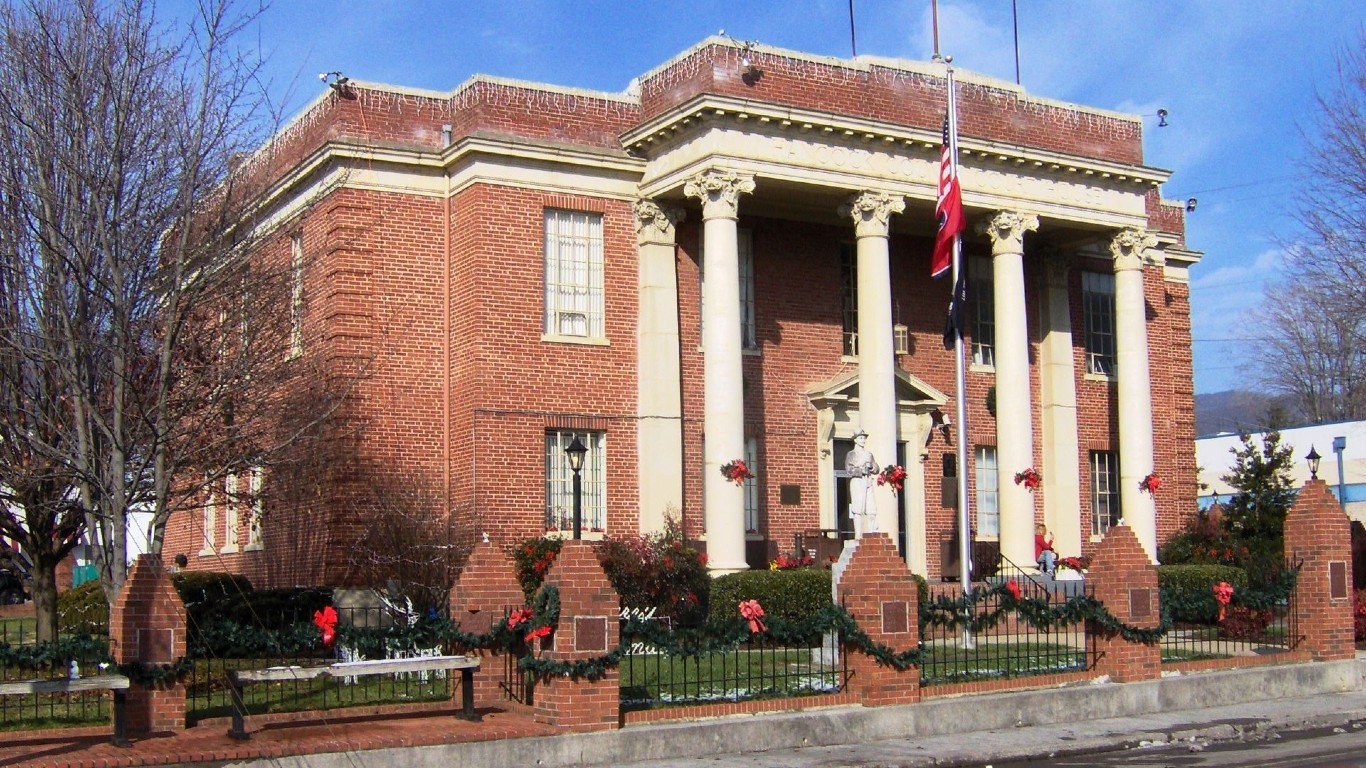 Hancock-county-courthouse-tn1 by https://commons.wikimedia.org/wiki/User:BrineStans