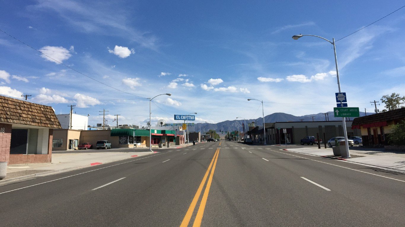 2015-04-29 16 23 21 View south along E Street (U.S. Route 95) near 6th Street in Hawthorne, Nevada by Famartin