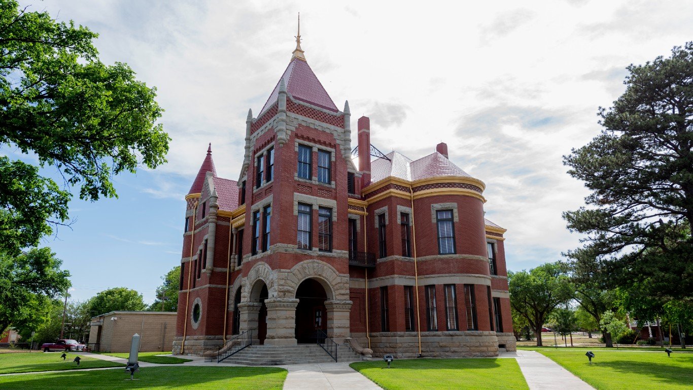 Donley County courthouse May 2020 by Aualliso