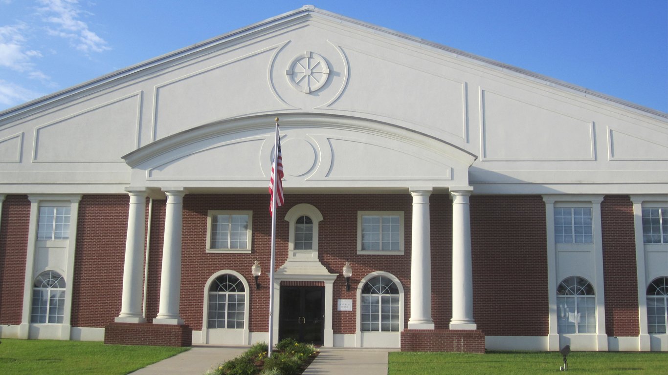 First Baptist Church, Calhoun, LA IMG 0111 by https://commons.wikimedia.org/wiki/User:Billy_Hathorn