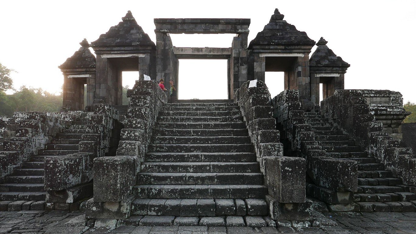006 Step to Gate (28938933061) by Anandajoti Bhikkhu