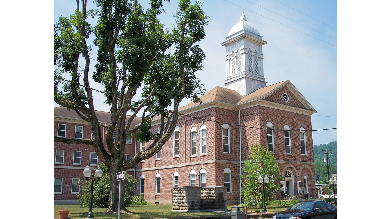 Braxton County Courthouse West Virginia by Tim Kiser / Wikimedia Commons