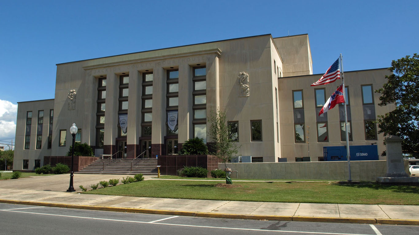Jackson County MS Courthouse Sept 2012 02 by Chris Pruitt / Wikimedia Commons