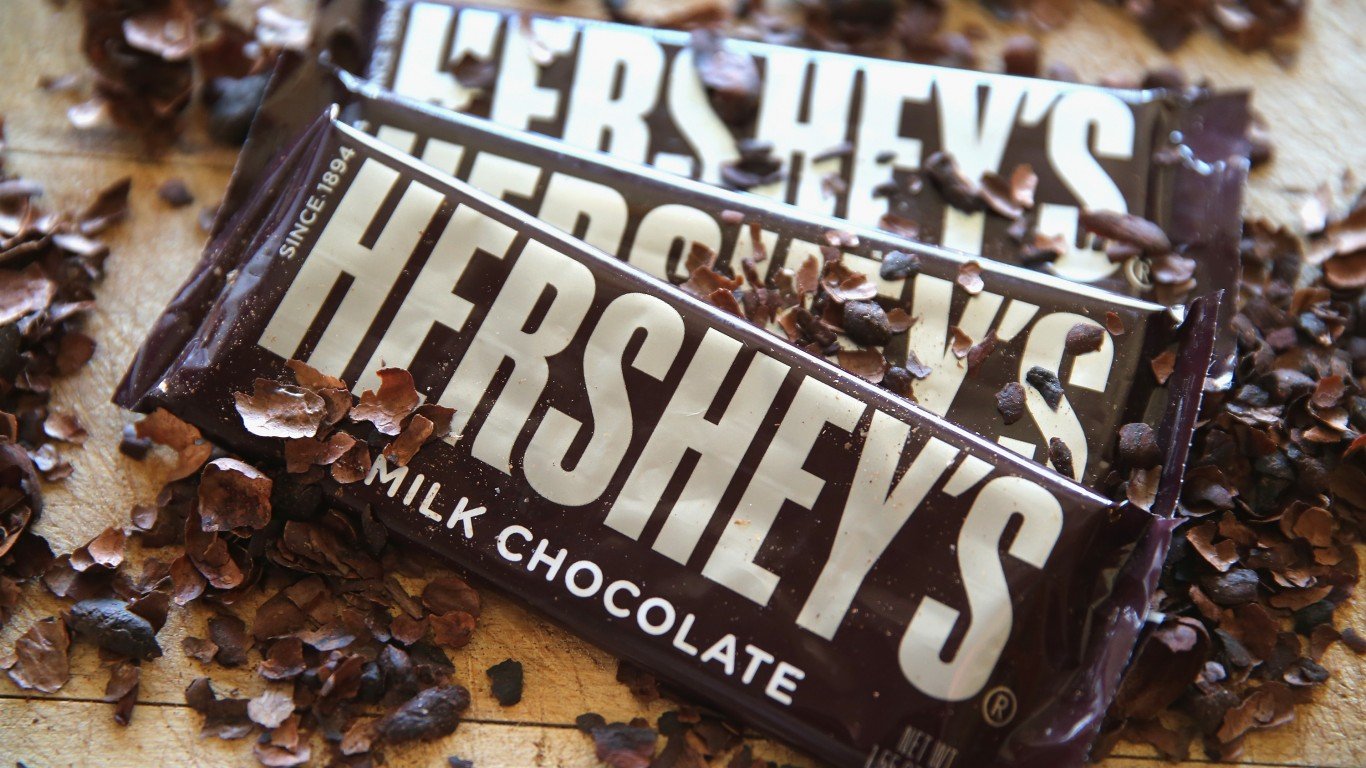 Плейлист шоколад. Hershey’s в Херши. Батончики Hershey's. Hershey шоколад. Шоколад американский Хершес.