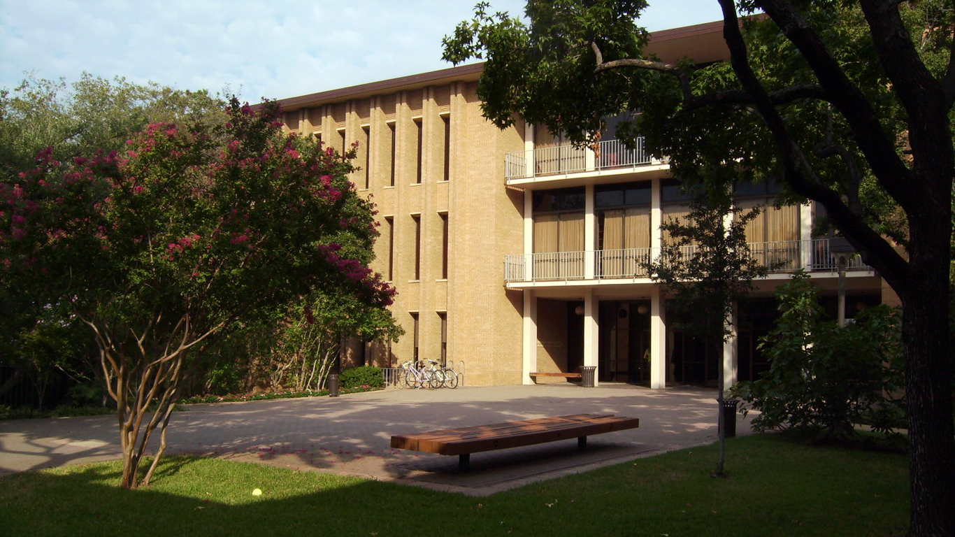Braniff Graduate Center.jpg by https://commons.wikimedia.org/w/index.php?title=User:Wissembourg&action=edit&redlink=1