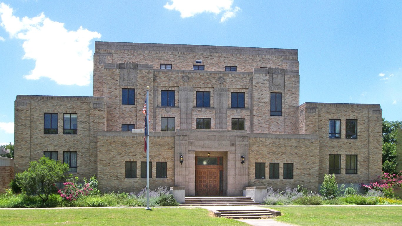 Menard county courthouse 2010 by Larry D. Moore