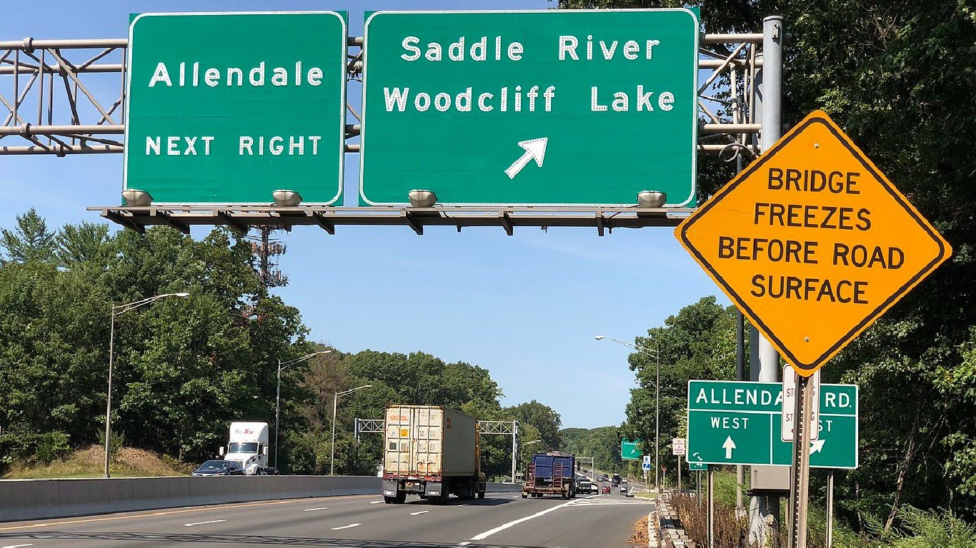 View north along New Jersey State Route 17 at the exit for Saddle River by Famartin