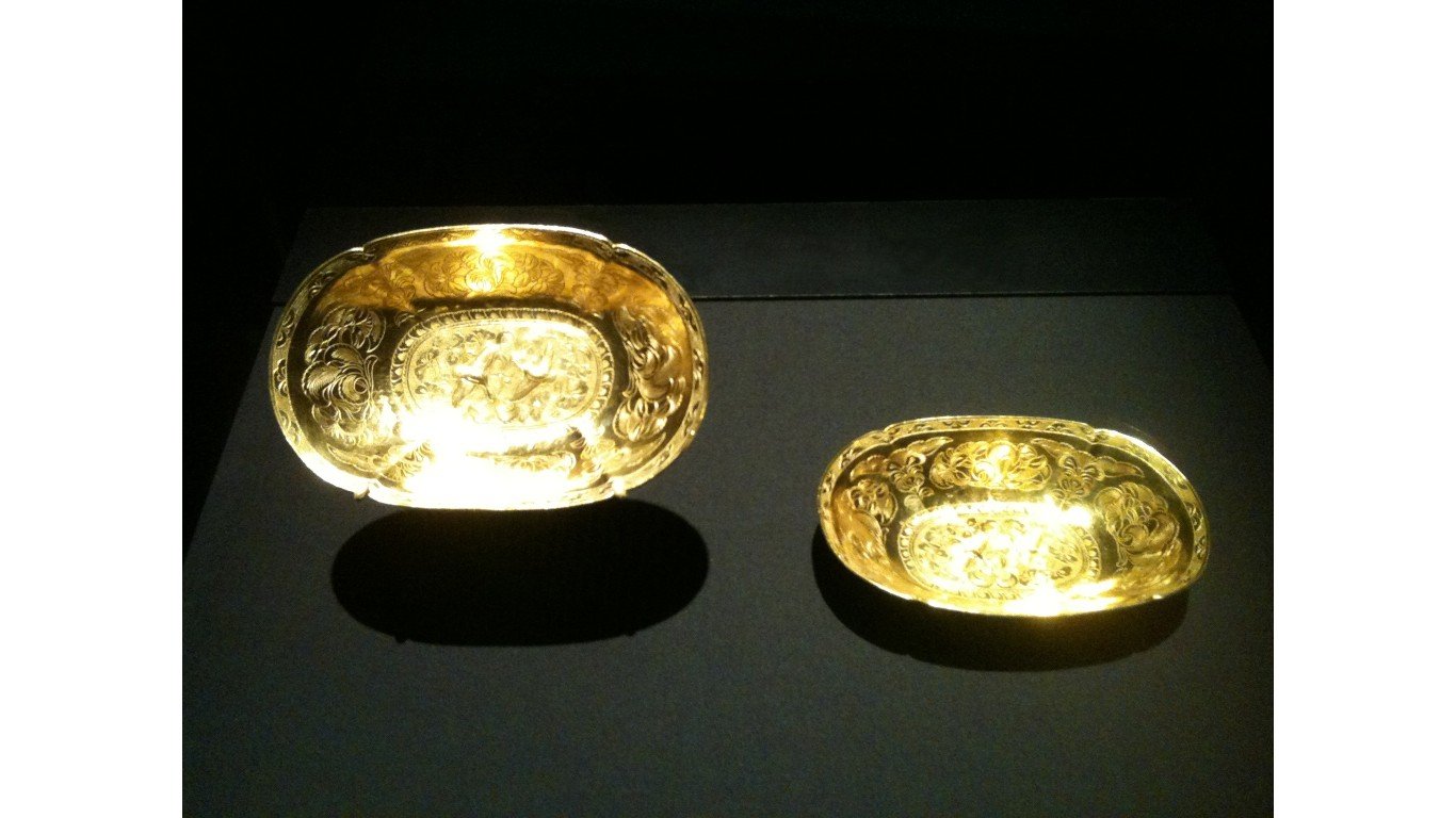 Oval lobed gold bowls from the Belitung shipwreck, ArtScience Museum, Singapore by Jacklee
