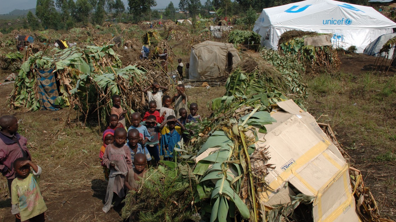 Assisting displaced in Muganga by Julien Harneis