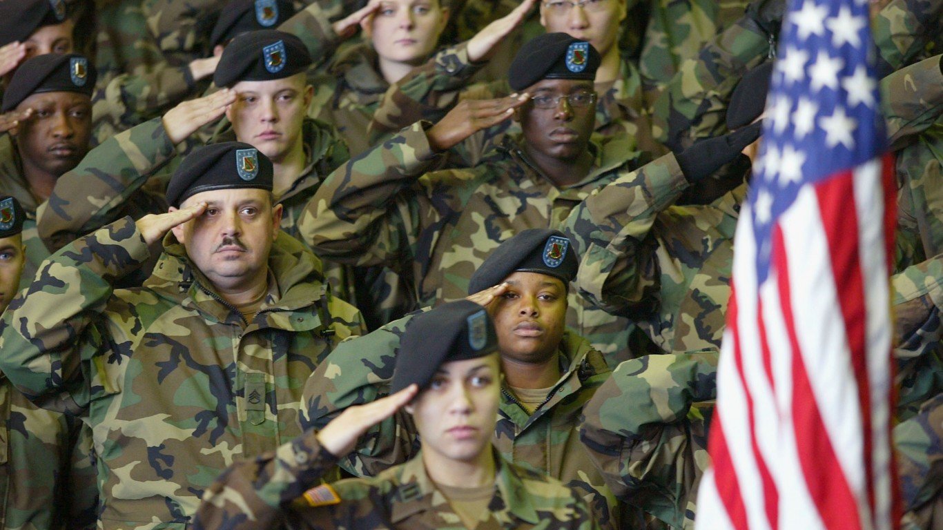 Как и сколько военнослужащих США умирало каждый год с 1980 года