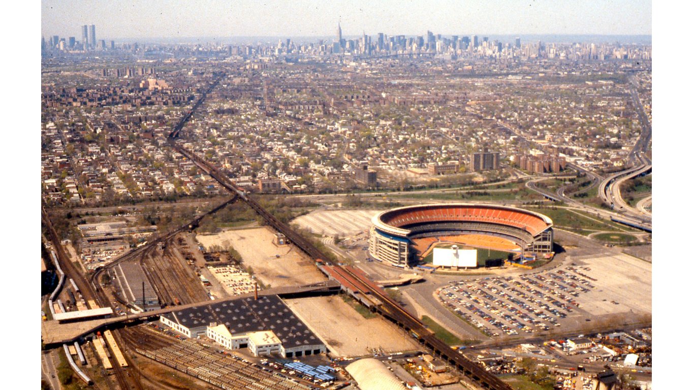 Aerial view Shea Stadium with Manhattan in background 1981 by GeorgeLouis at English Wikipedia