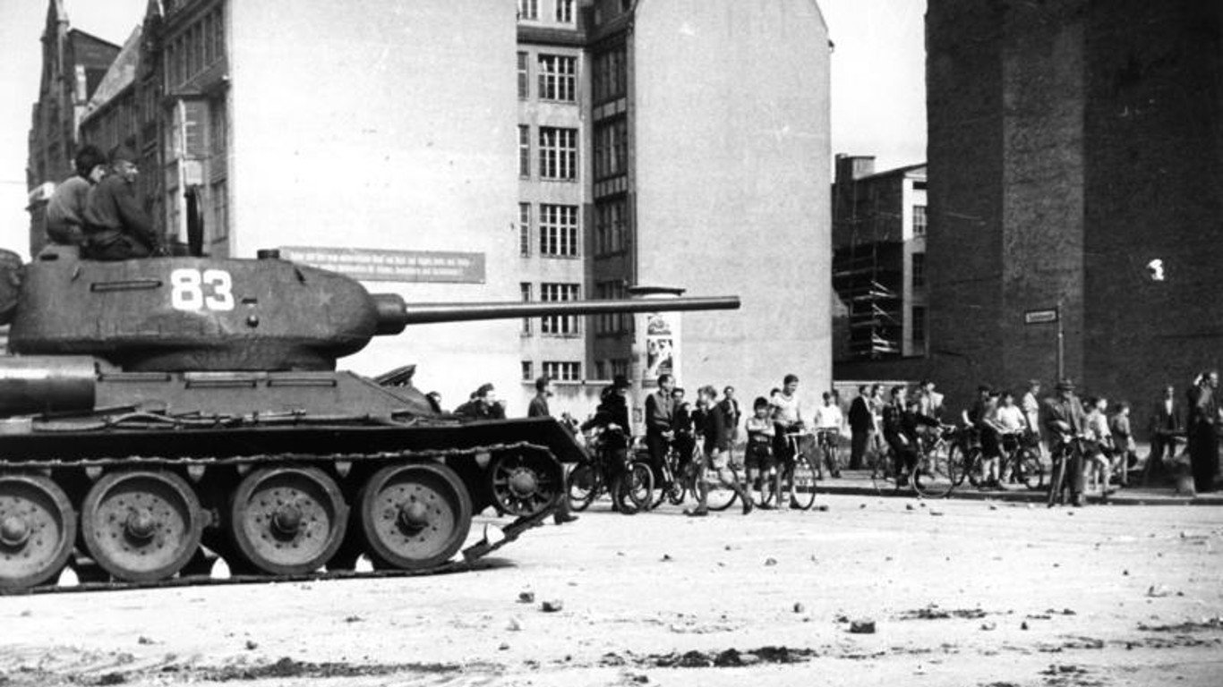 Bundesarchiv B 145 Bild-F005191-0040, Berlin, Aufstand, sowjetischer Panzer by Bundesarchiv