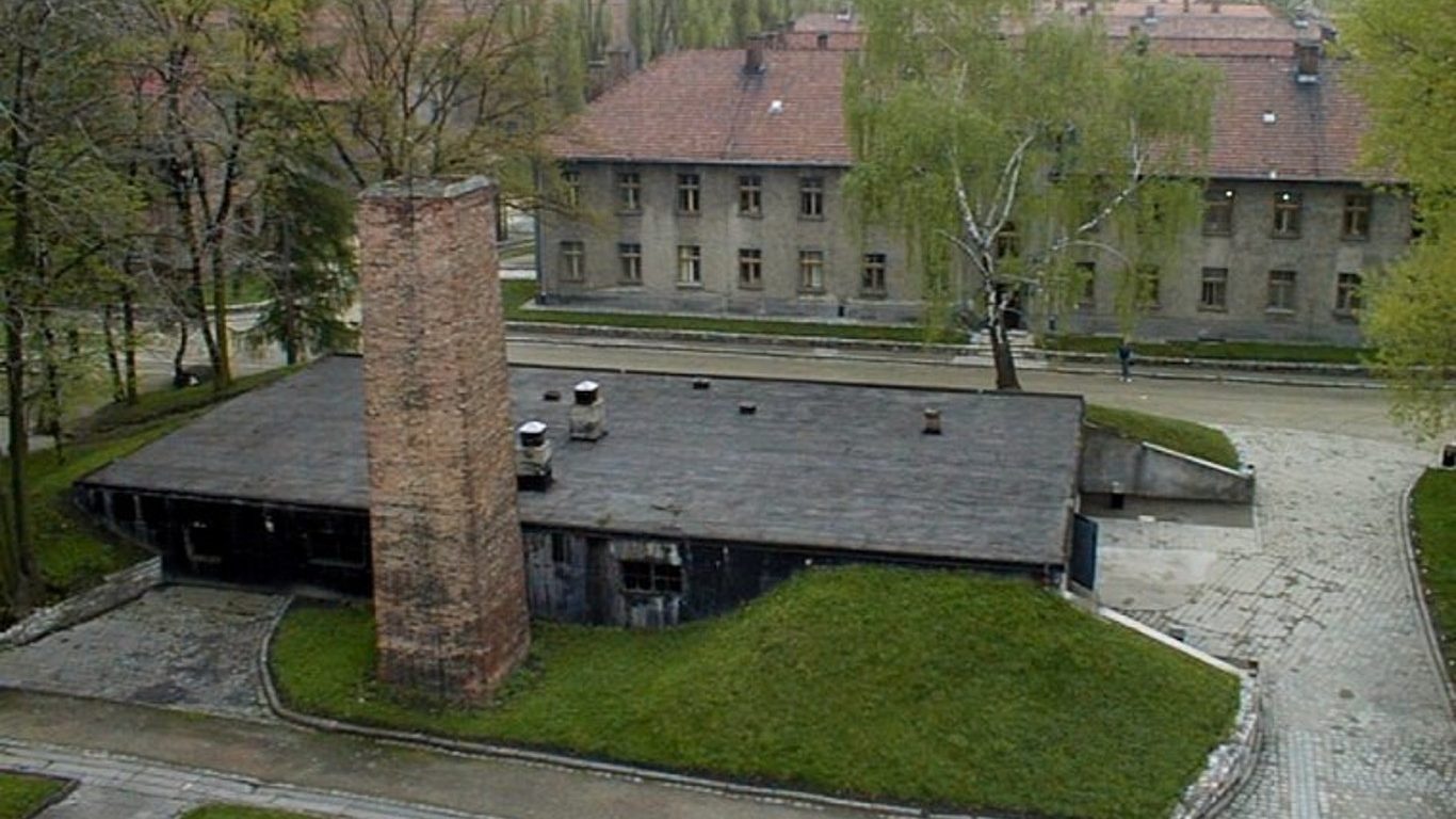 Auschwitz I, crematorium I by Ryszard Domasik
