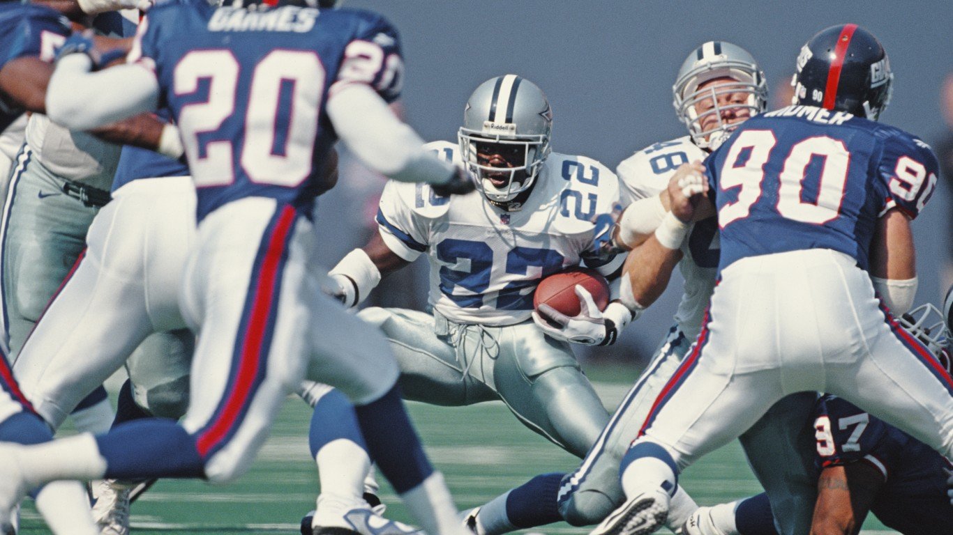 Emmitt Smith #22, Running Back for the Dallas Cowboys runs the ball through the Giants defence during the National Football Conference East game against the New York Giants on 5 October 1997 at the Giants Stadium, East Rutherford, New Jersey, United States. Giants won 17 - 20 .  (Photo by Al Bello/Allsport/Getty Images)