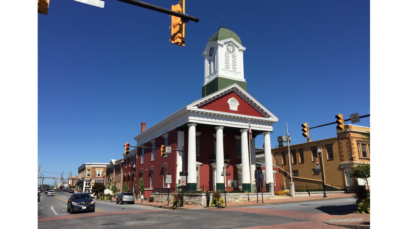 2016-09-27 12 32 38 The Jefferson County Court House at the intersection of West Virginia State Route 115 (George Street) and West Virginia State Route 51 (Washington Street) in Charles Town, Jefferson County, West Virginia by Famartin