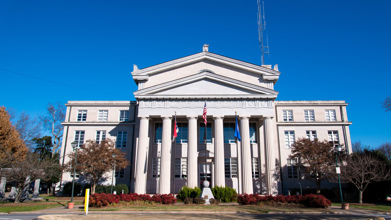Lincoln County Courthouse (Lincolnton, North Carolina) by Washuotaku