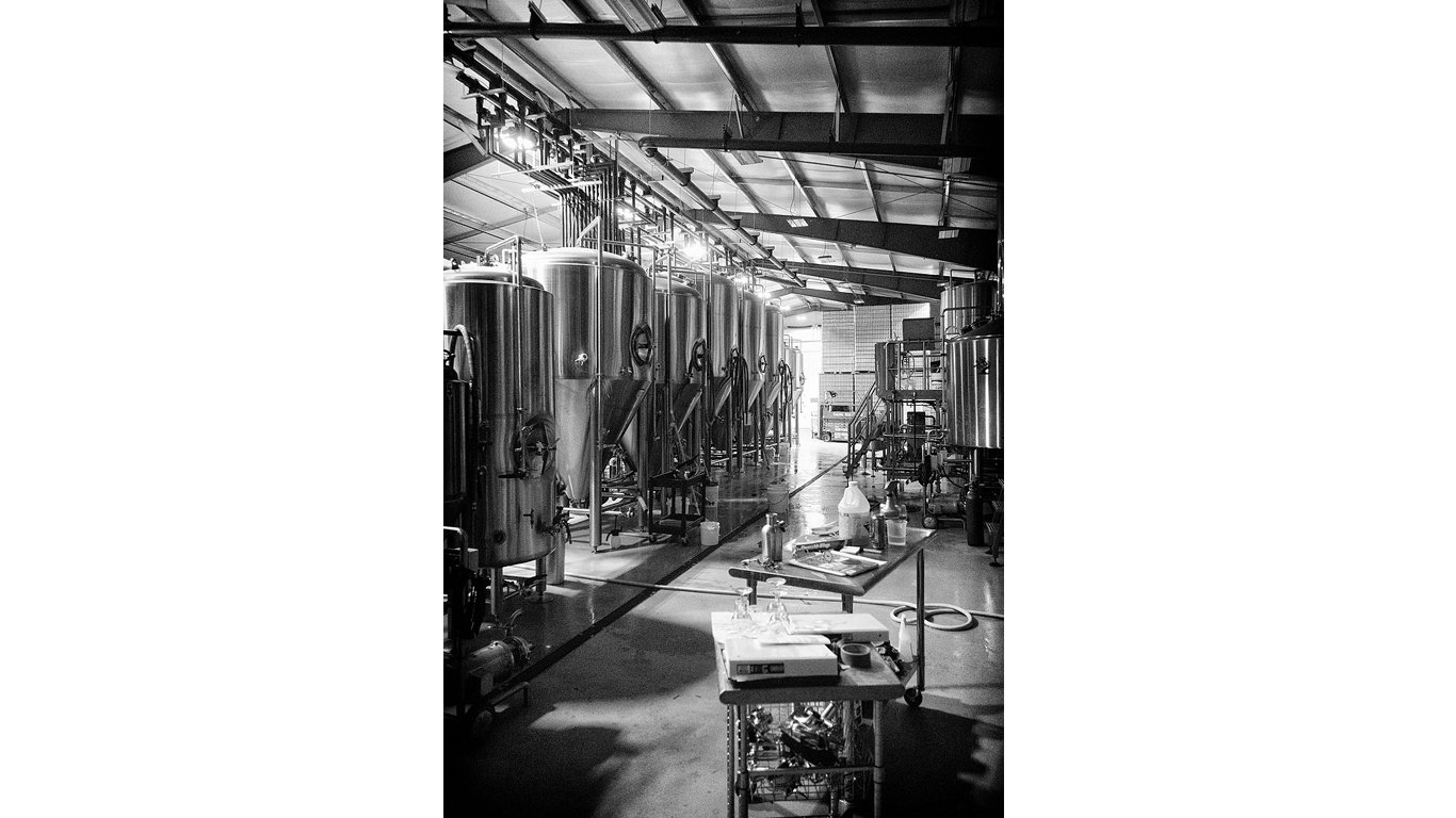 Tree House Brewing Interior (24964696951) by Eric Kilby