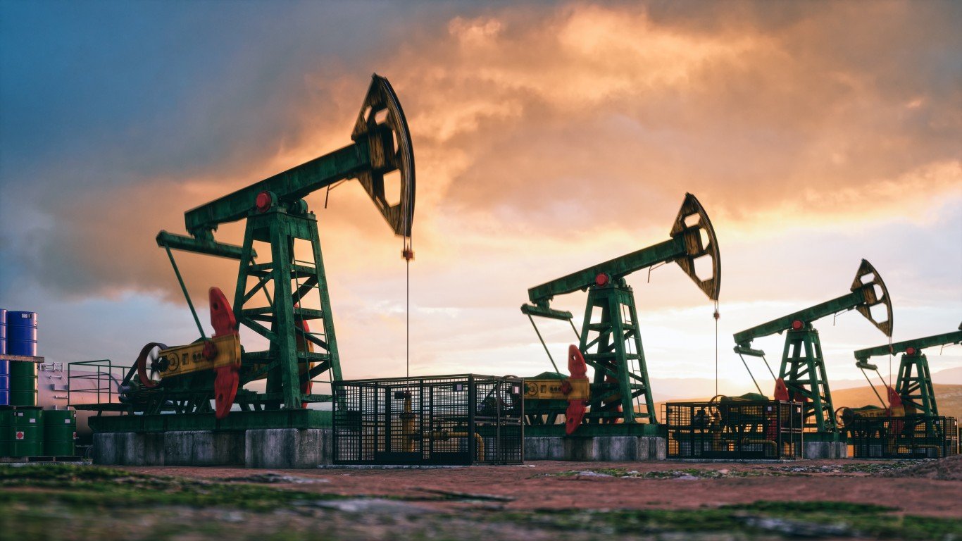Wells Fargo Slices & Dices 5 US Oil & Gas Stocks