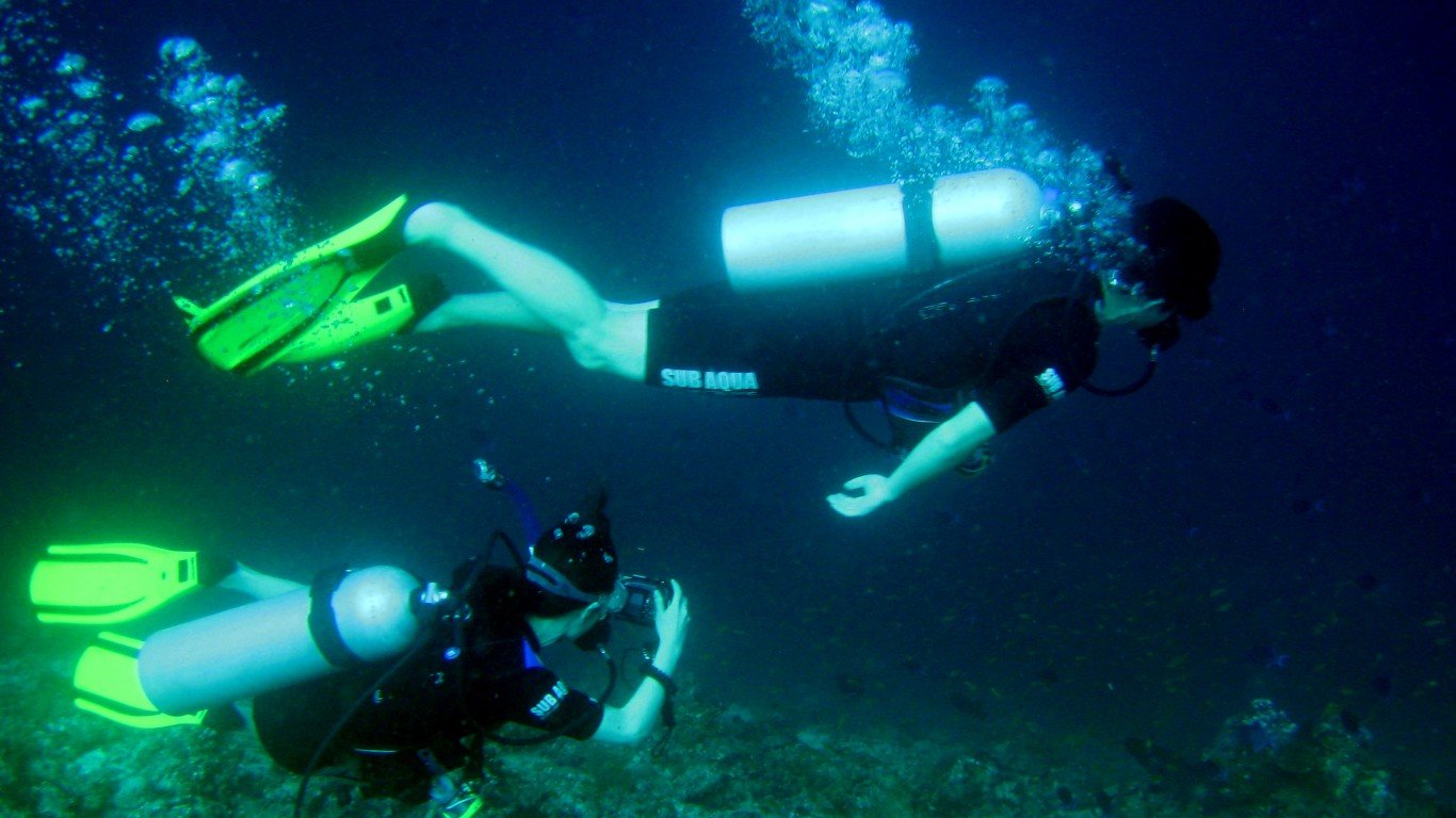 028 - Divers at Madivaru Manta... by Piktour UK