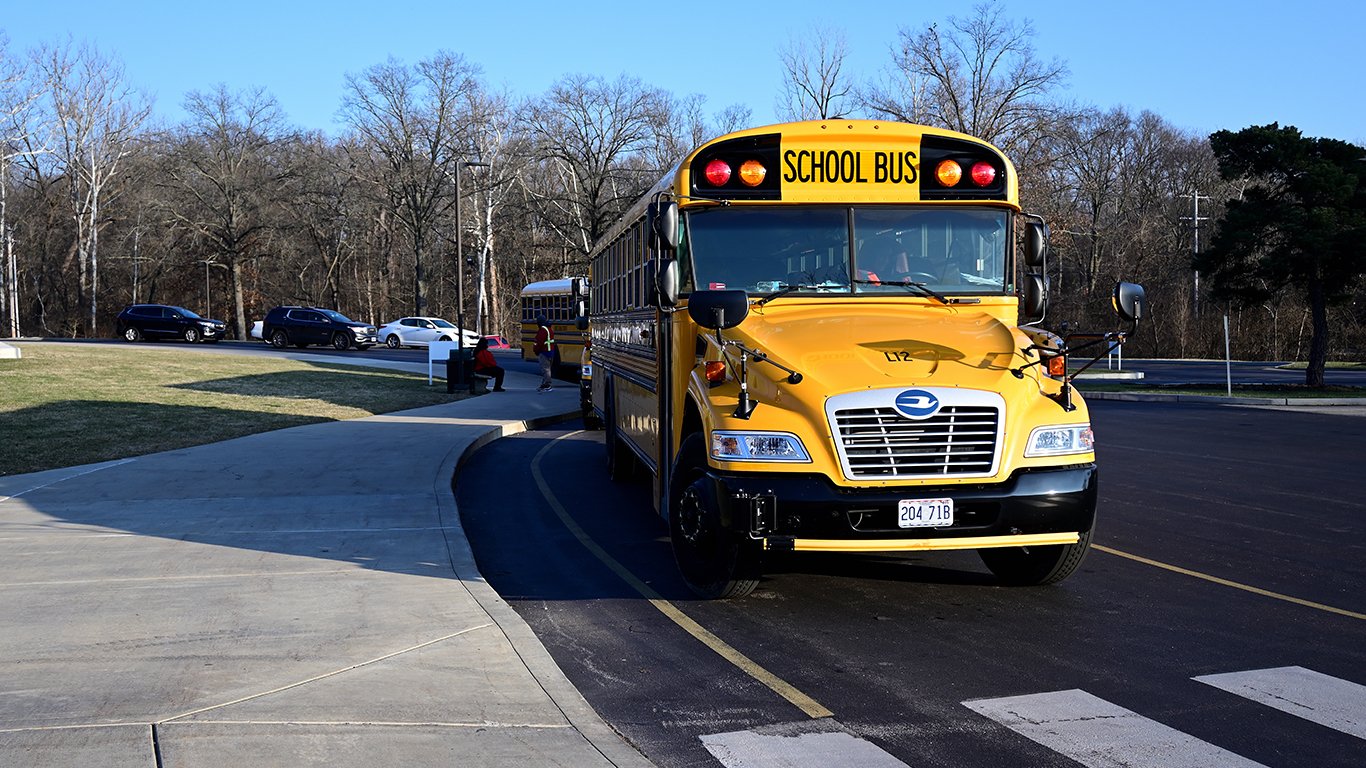 Ladue School District buses at Ladue Middle School by Iipilot45