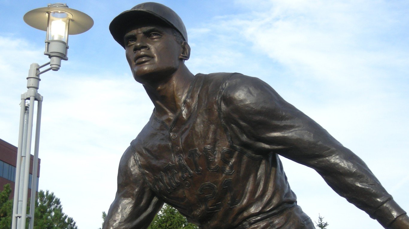 Roberto Clemente statue by Eric Beato