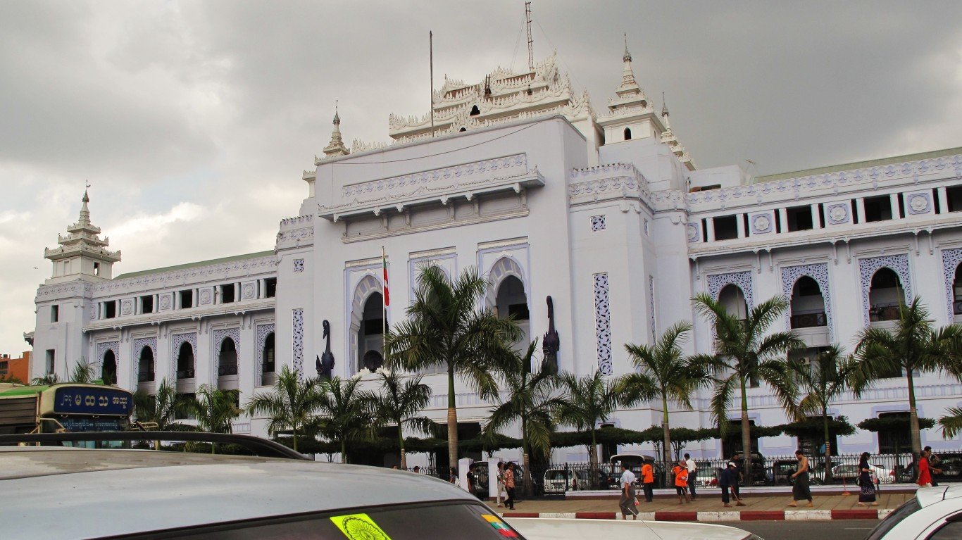 Government building (Yangon Ci... by Francisco Anzola