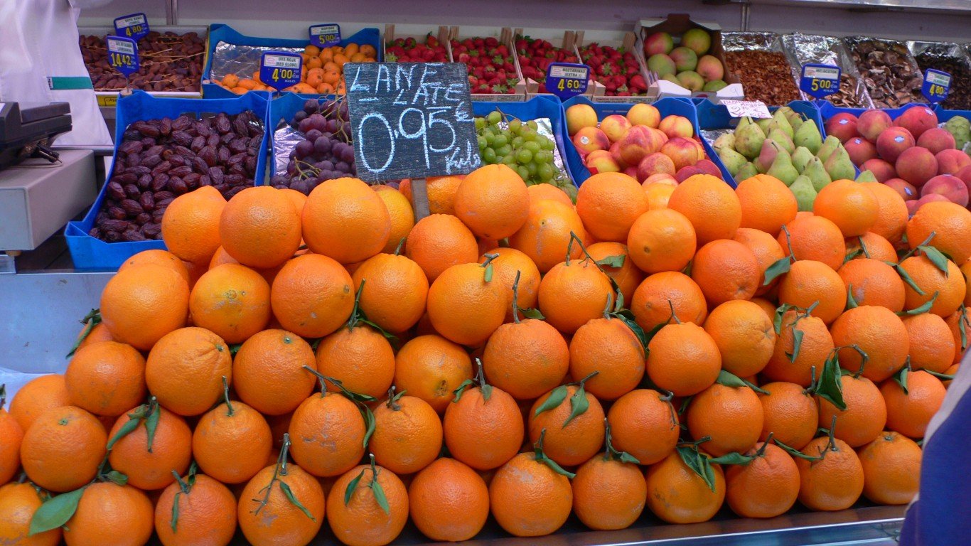 Oranges at the Mercado Central... by Heather Cowper