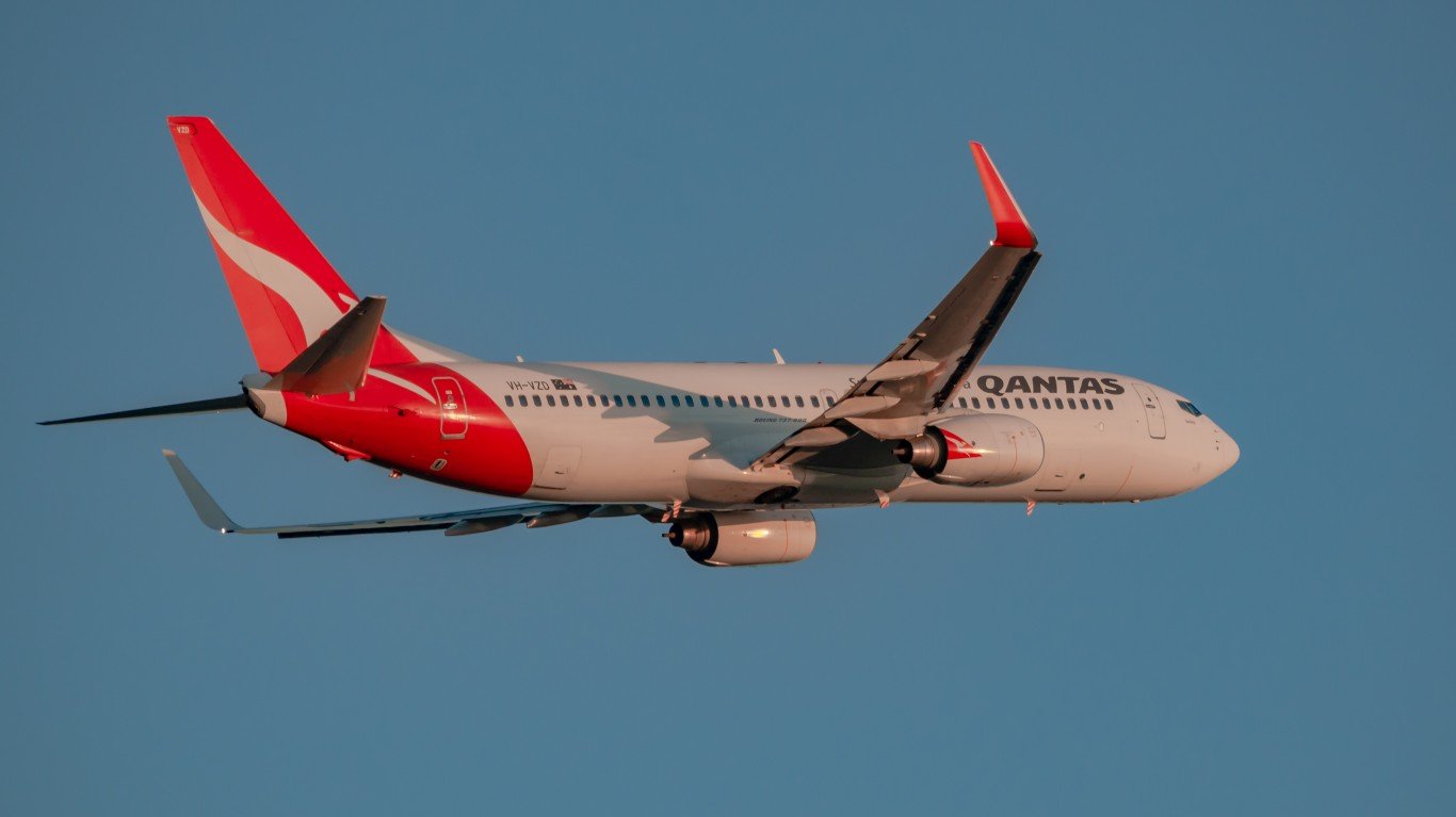 Qantas B737-800 VH-VZD by Anthony Kernich