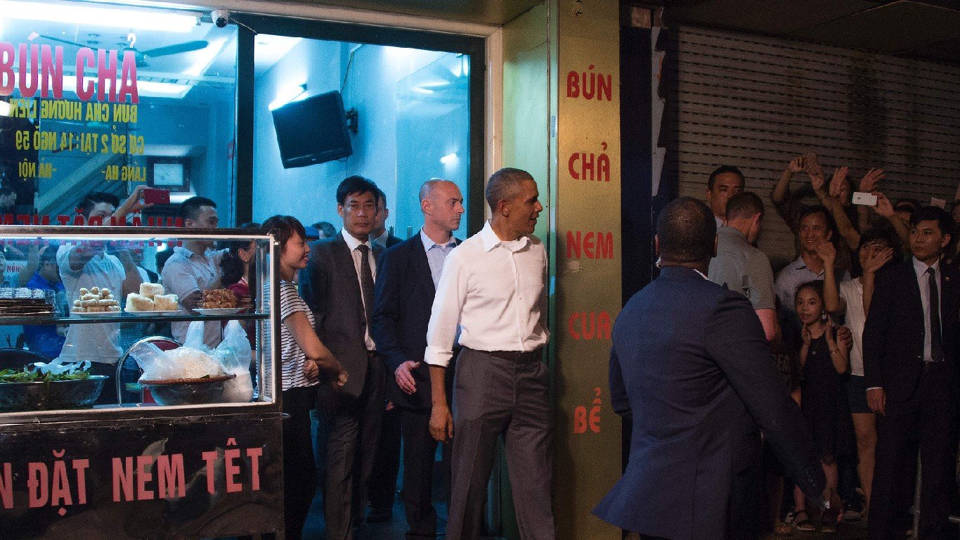 US President Barack Obama (C) departs after eating dinner at Bun cha Huong Lien by manhhai